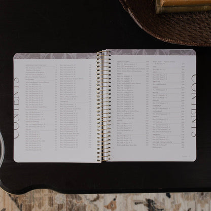 The Daily Grace Co - A Year in the Bible | 365 Days of Discovering the Beauty of Jesus from Genesis to Revelation | Volume 3